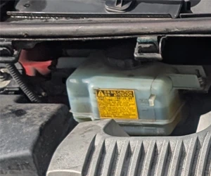 Toyota Yaris 1.5 Hybrid brake fluid reservoir inside the engine bay